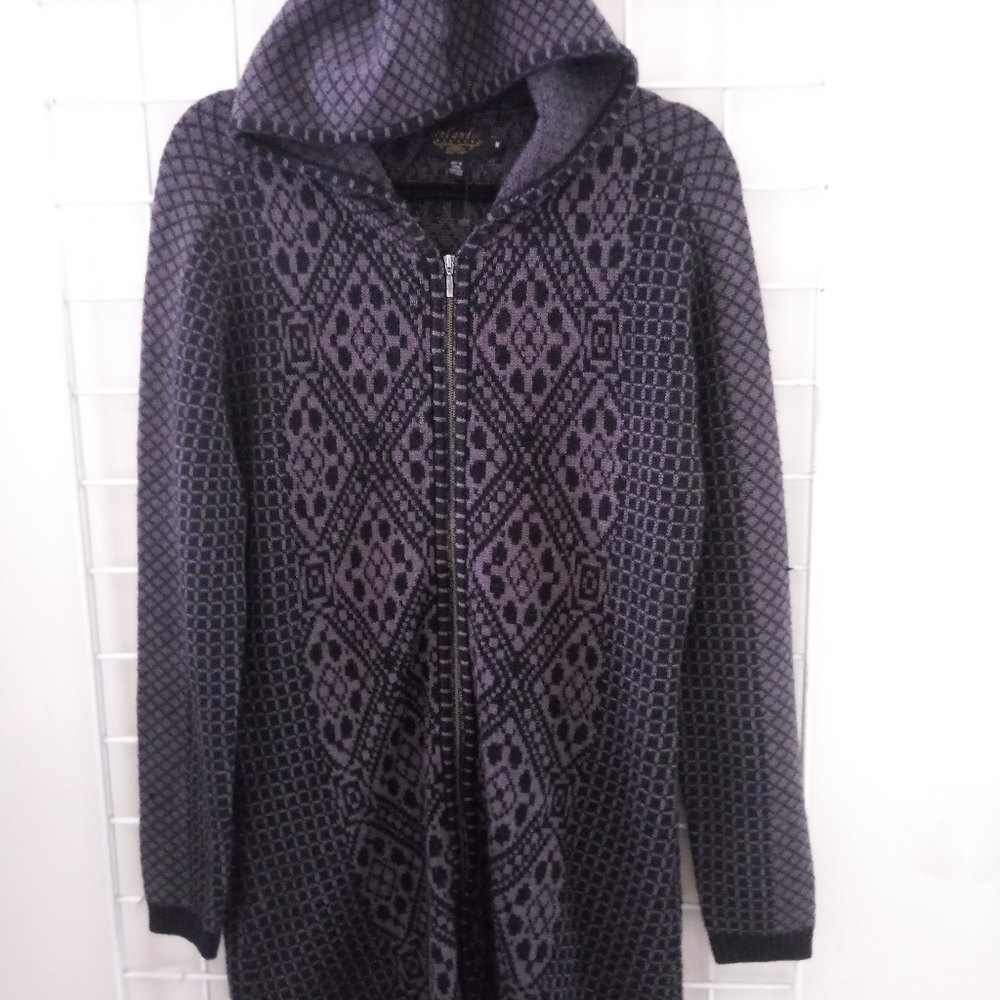 Long Icelandic Design Zipped Hooded Sweater